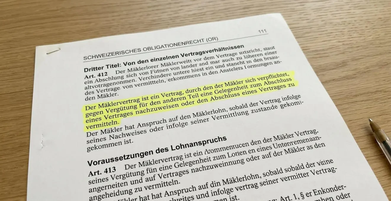 Extreme Nahaufnahme einer aufgeschlagenen Seite des Schweizerischen Obligationenrechts mit hervorgehobener Textpassage zum Mäklervertrag, geringe Schärfentiefe, moderne Schreibtischoberfläche